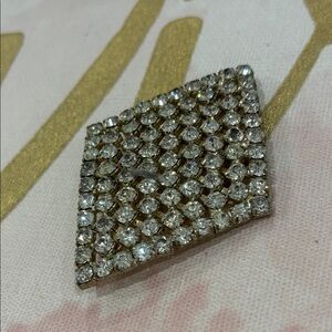 Elegant Vintage Silver Tone With Clear White Crystal Rhinestones Brooch